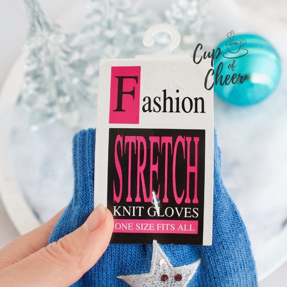 ✨ 2/$15🎄Star Mittens - Picture 3 of 5